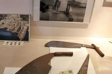 These are saws used for shipbuilding before the age of steel