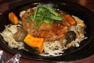 <p>Hamburger with radish, sprouts, pumpkin squash and mushrooms</p>