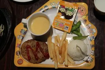 <p>A children's hamburger plate</p>