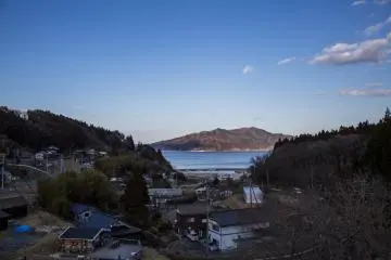 Jalur Minami-Rias membawa Anda menuju area yang diluluh lantakkan tsunami, dimana tanda bahaya sudah banyak berkurang berkat adanya rekonstruksi yang telah dilakukan.