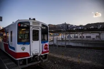 Kereta Sanriku Railway yang berakhir di Kamaishi, sebuah kota bersejarah yang memproduksi baja.