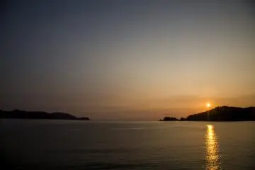 Matahari terbit di Laut Pasifik diambil dari Sanriku Flower yang menggambarkan keindahan masa lalu Kamaishi