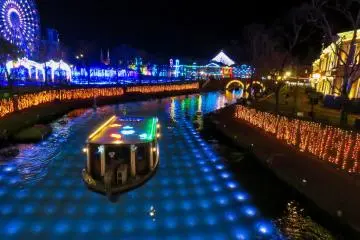 Pelayaran Malam di sepanjang kanal