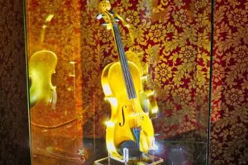 Biola Emas di Gudang Museum Emas
