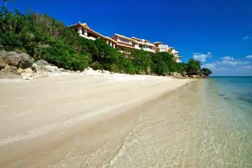 A dip in the ocean will refresh your body in this delightful resort (Photo: Hyakuna Garan / JT)