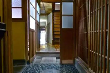 <p>ทางเดินยาวพาไปสู่ห้องรับแขก</p>