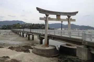 The causway leads through the Torii Gate (Photo: PPF)