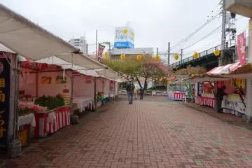 แผงขายอาหารหน้าสถานี ช่วงที่เราแวะไปยังเช้าอยู่มาก เพิ่งจะเปิดร้านกัน