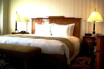Spacious rooms with crisp white linen and fresh French American decor at the Nagoya Marriott (Photo: <a href="http://www.flickr.com/photos/bizmac/6998019848/" target="_blank" rel="noreferrer noopener nofollow">Shunsuke Kobayashi (CC BY-ND 2.0)</a>)