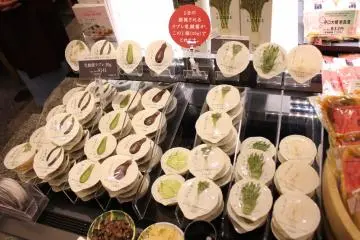Each tub of pickles contains the recommended daily intake of 10-100 million lactobacillus bacteria.  (Photo: Mitsui Fudosan staff)