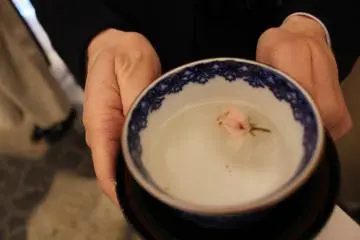 Blossom tea. Dried blossoms can be purchased in the shop. (Photo: Mitsui Fudosan staff)
