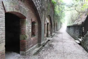 Play hide and seek in an abandoned fort on the Tomogashima Islands