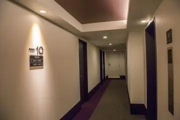 Lorong kamar Henn na Hotel