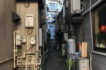 Keep an eye out for interesting alleyways and backstreets