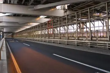 The traffic lane seen from the walkway