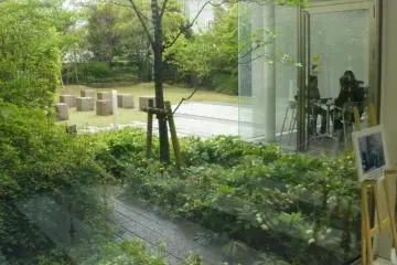 <p>El jard&iacute;n desde el sal&oacute;n de degustaci&oacute;n</p>