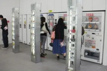 <p>M&aacute;quinas expendedoras en el sal&oacute;n de degustaci&oacute;n</p>
