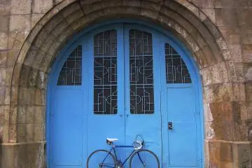 Osaka and neighbouring Kyoto are filled with quiet and level alleyways, making it perfect for cycling