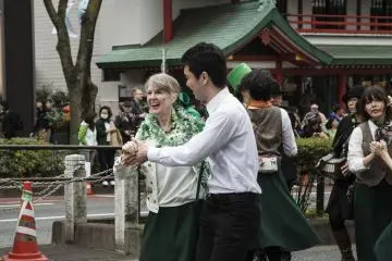 Irish dances are performed along the road, some with live music accompaniment