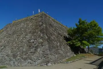 The caste's stone wall structure focuses on the strength of the stone wall's corners.