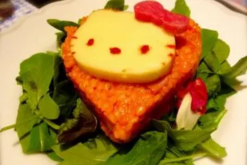 In collaboration with Sanrio Puroland, ALICE offers a Tomato-cream risotto with a Hello Kitty shaped mozzarella, ¥1,150. Diamond Dining's, "Hello Kitty's Adventures in Wonderland" plate.