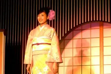 Rinpa inspired Nihonga floral Pastel Design at the Kyoto Fashion Show in Nishijin Textile Center (Photo: <a href="http://www.flickr.com/photos/vee_smith/2760358202/" target="_blank" rel="noreferrer noopener nofollow">Vanessa Smith</a> / <a href="https://creativecommons.org/licenses/by-nc-sa/2.0/" target="_blank" rel="noreferrer noopener nofollow">CC BY-NC-SA 2.0</a>)