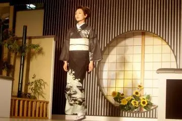 Classic Black and White Kimono Design at the Kyoto Fashion Show in Nishijin (Photo: <a href="http://www.flickr.com/photos/vee_smith/2759503799/" target="_blank" rel="noreferrer noopener nofollow">Vanessa Smith</a> / <a href="https://creativecommons.org/licenses/by-nc-sa/2.0/" target="_blank" rel="noreferrer noopener nofollow">CC BY-NC-SA 2.0</a>)