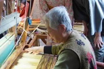 Watch Artisans at work on the hand loom at Nishijin Textile Center Kyoto (Photo: <a href="https://kyoto.travel/en/" target="_blank" rel="noreferrer noopener nofollow">Kyoto Tourism Council</a> / Public Domain)