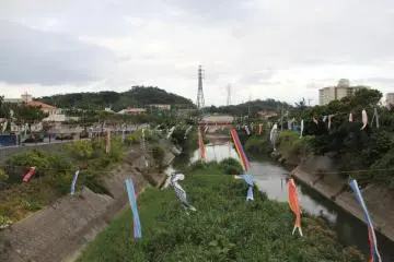 The Tengan community crossroad is located at the intersection of Routes 75 and 224 along the Tengan River in Uruma City