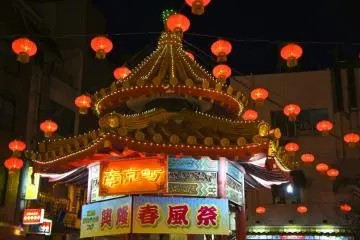 Beautiful lamps at the Nankinmachi Square, Motomachi (Photo: Manish)