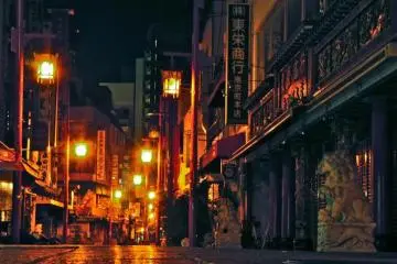 Dark alleys and sodium lighting, night-time in the Motomachi district (Photo: Manish)