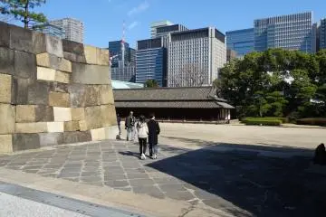 ป้อมยามโบราณกับวิวตึกระฟ้าสมัยใหม่