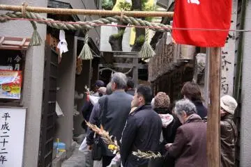 Lining up to pray in Sukunahikona Shrine