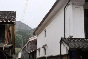 The Nagaya (long-house) of the sake brewery. The length is 72m, stretching all the way to the back-street. The symbol of Tsuwano, Mt. Aono can be seen in the background.