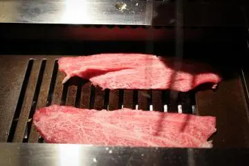 Daging sapi sirloin di pemanggangan sebelum disajikan dengan gaya sukiyaki
