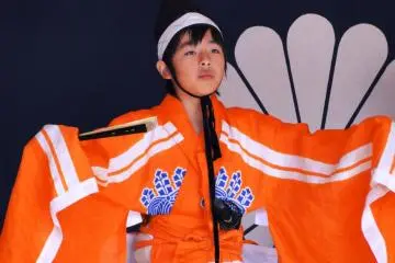 หนูน้อยคนนี้แสดงการเต้นรำโคะวะคะไม (kowakamai)