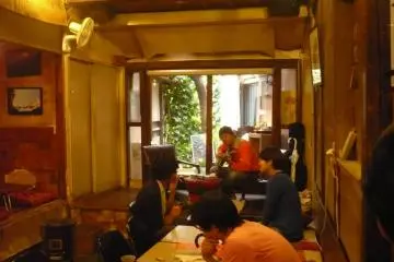 <p>The warm and earthly atmosphere of the interior</p>