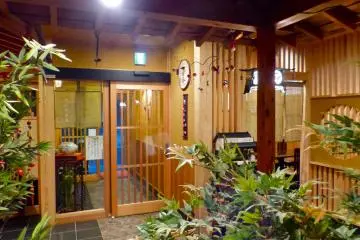 <p>ทางเข้าร้านอาหาร</p>