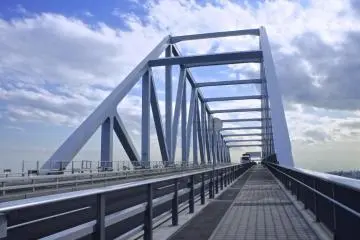 The dinosaur structure of the Tokyo Gate Bridge from the walkway (Photo: Manish)