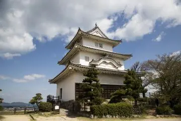Marugame Castle is a cute, original castle on top of a hill