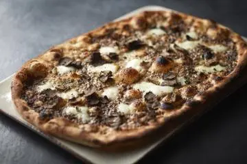 Tartufo (¥3600) – black truffles, mushroom paste, and Buffalo mozzarella) 