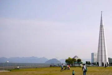 Large, open play area with a view of the islands around the port (Photo: <a href="http://www.gethiroshima.com/" target="_blank" rel="noreferrer noopener nofollow">gethiroshima</a>)