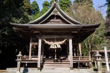 Simple buildings are characteristic of Shinto shrines