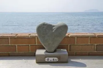 <p>อาอิ โนะ คิเซกิ หรือศิลาแห่งรัก -- พร้อมวิวเกาะกลางสายหมอก</p>