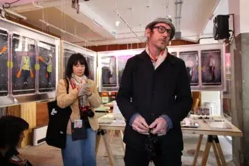 K-NARF explaining his 'Hatarakimono' exhibition
