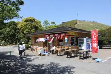 Near the car park you can get ice cream, and various fried treats