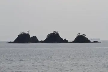 <p>สามยอดเขาของเกาะKamo</p>