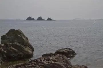 <p>หาดหินเป็นสถานที่ที่เหมาะสำหรับการตกปลาและนั่งเล่น</p>