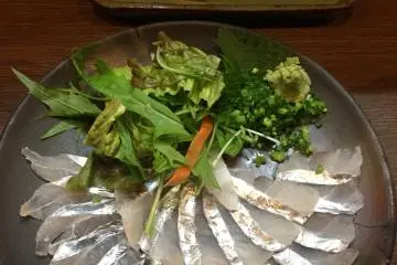 Thin-sliced sashimi in Beppu. Pure five-star quality!