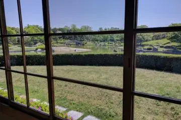 Pemandangan yang tersapu dari rumah teh